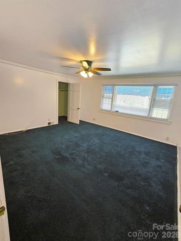 34 Landfair Lane, Hendersonville, NC 28792
