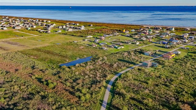 933 Wesley Way, Port Bolivar, TX 77650