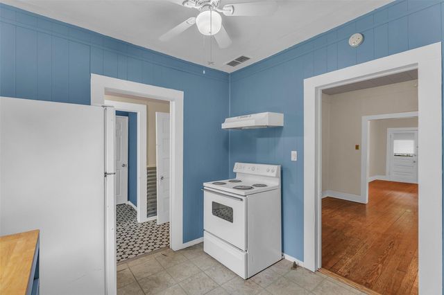 1002 Washburn ST, Taylor, TX 76574