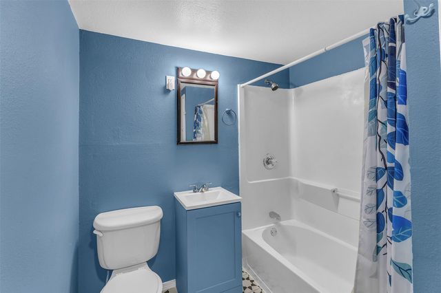 1002 Washburn ST, Taylor, TX 76574