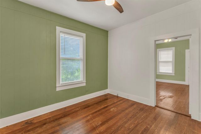 1002 Washburn ST, Taylor, TX 76574