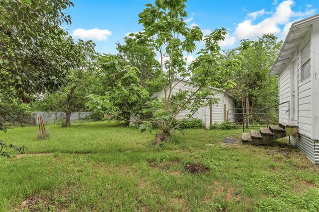 1002 Washburn ST, Taylor, TX 76574