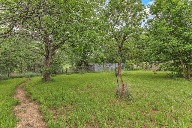 1002 Washburn ST, Taylor, TX 76574