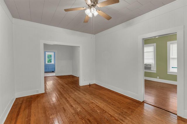 1002 Washburn ST, Taylor, TX 76574