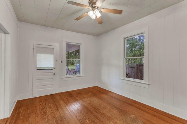 1002 Washburn ST, Taylor, TX 76574