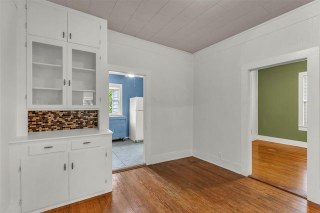 1002 Washburn ST, Taylor, TX 76574