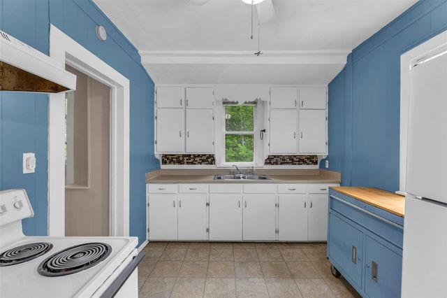 1002 Washburn ST, Taylor, TX 76574