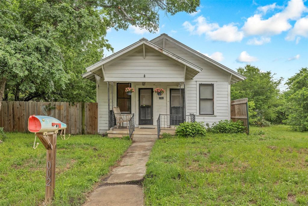 1002 Washburn ST, Taylor, TX 76574