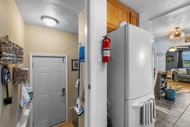 915 11 St NW, Minot, ND 58703