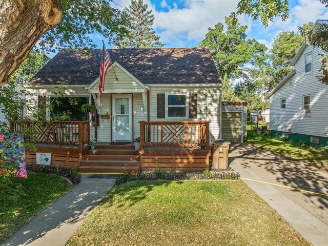 915 11 St NW, Minot, ND 58703