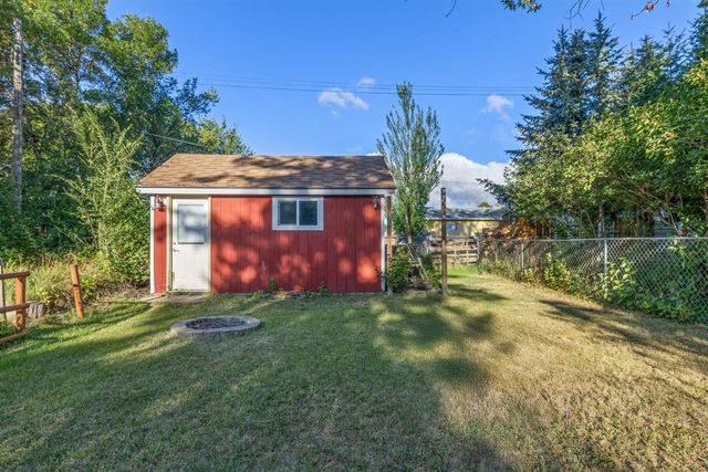 915 11 St NW, Minot, ND 58703
