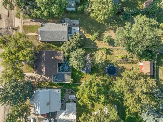 915 11 St NW, Minot, ND 58703
