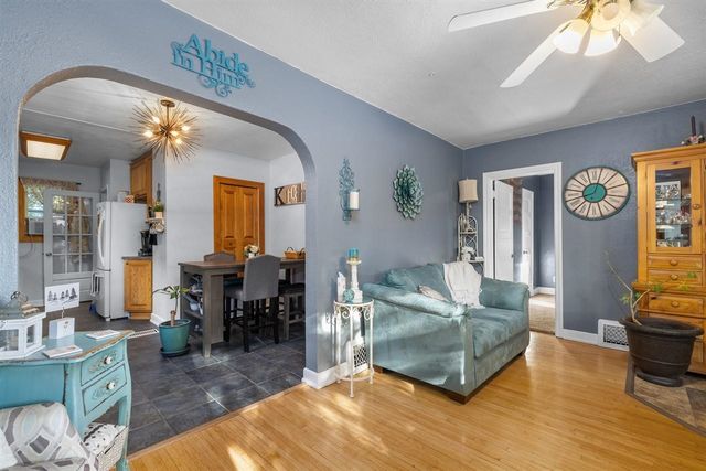 915 11 St NW, Minot, ND 58703