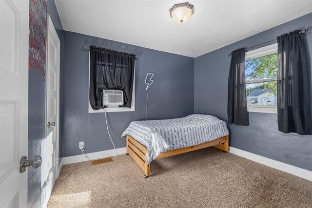 915 11 St NW, Minot, ND 58703