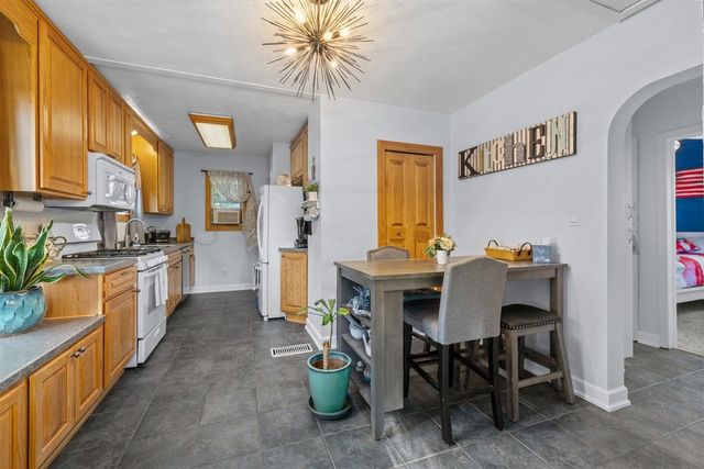 915 11 St NW, Minot, ND 58703