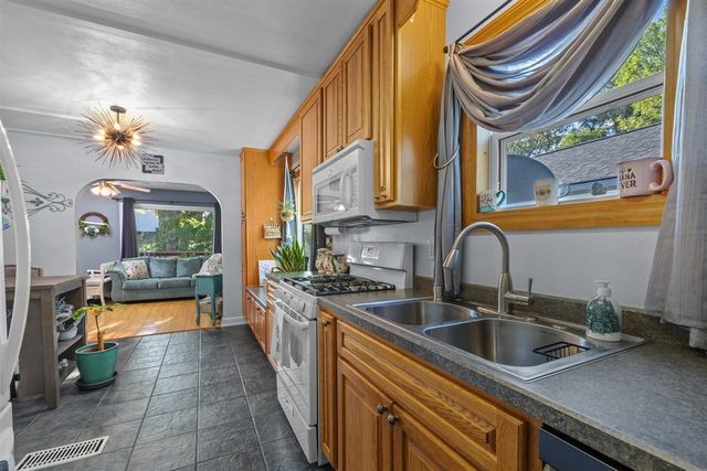 915 11 St NW, Minot, ND 58703