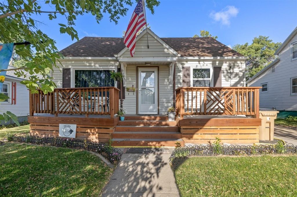 915 11 St NW, Minot, ND 58703