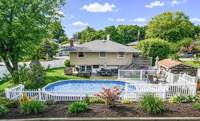 16 Lynx Lane, East Setauket, NY 11733