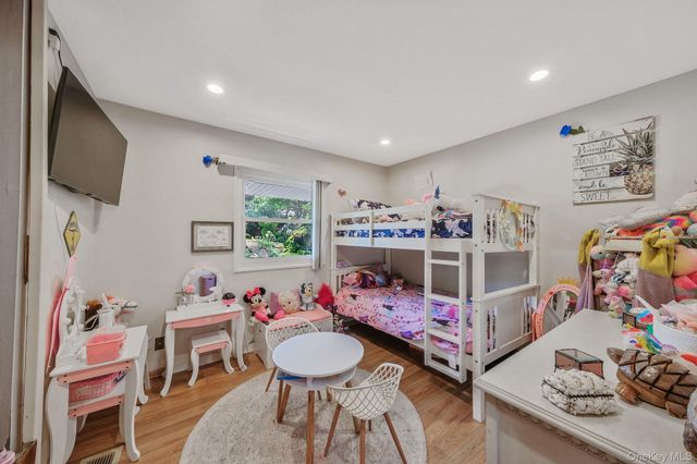 16 Lynx Lane, East Setauket, NY 11733
