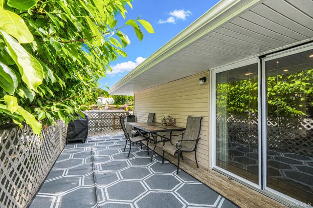 16 Lynx Lane, East Setauket, NY 11733