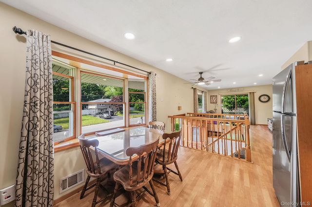 16 Lynx Lane, East Setauket, NY 11733