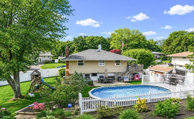 16 Lynx Lane, East Setauket, NY 11733