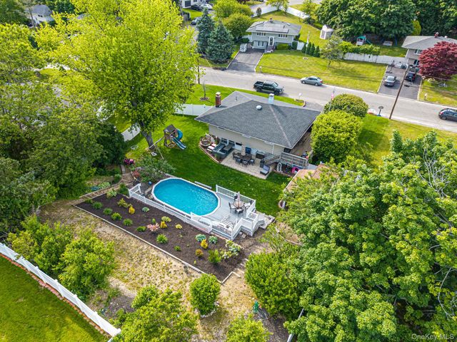 16 Lynx Lane, East Setauket, NY 11733