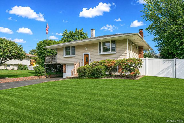 16 Lynx Lane, East Setauket, NY 11733