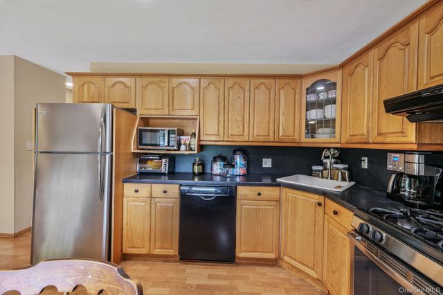 16 Lynx Lane, East Setauket, NY 11733