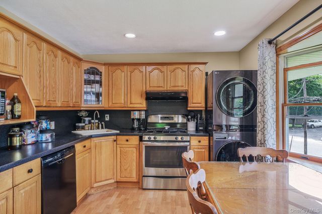 16 Lynx Lane, East Setauket, NY 11733