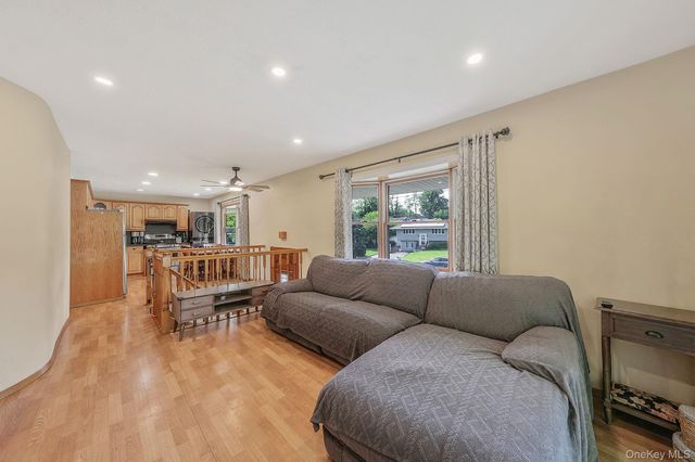 16 Lynx Lane, East Setauket, NY 11733