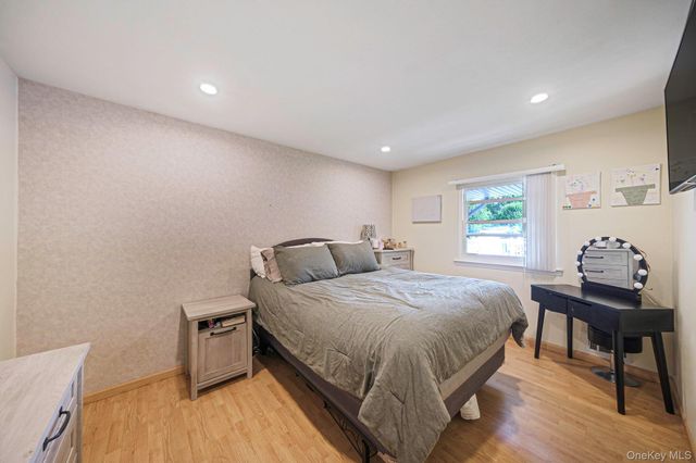 16 Lynx Lane, East Setauket, NY 11733