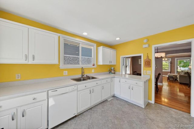 1327 Mohawk Avenue, Royal Oak, MI 48067