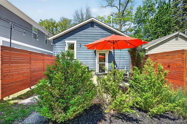 1327 Mohawk Avenue, Royal Oak, MI 48067