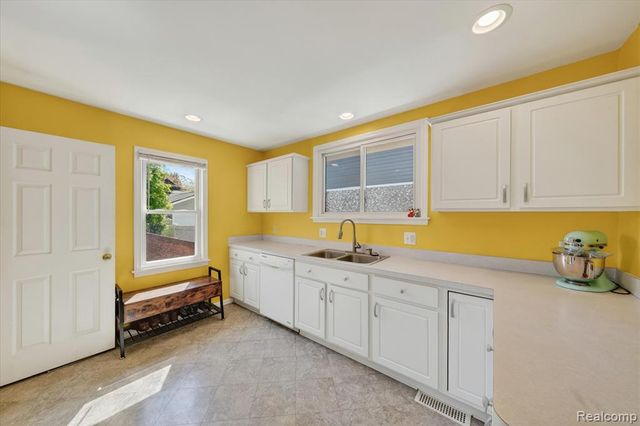 1327 Mohawk Avenue, Royal Oak, MI 48067