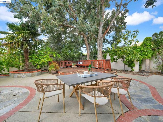 11 Meadows Ct, Fremont, CA 94539