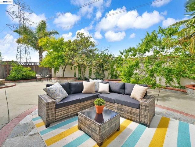 11 Meadows Ct, Fremont, CA 94539