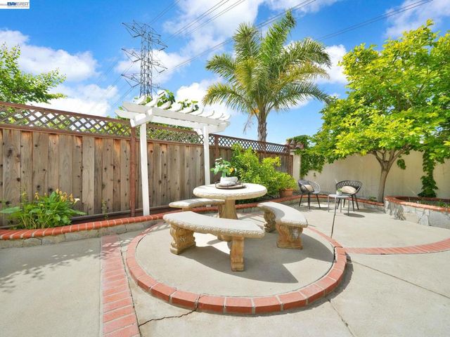 11 Meadows Ct, Fremont, CA 94539