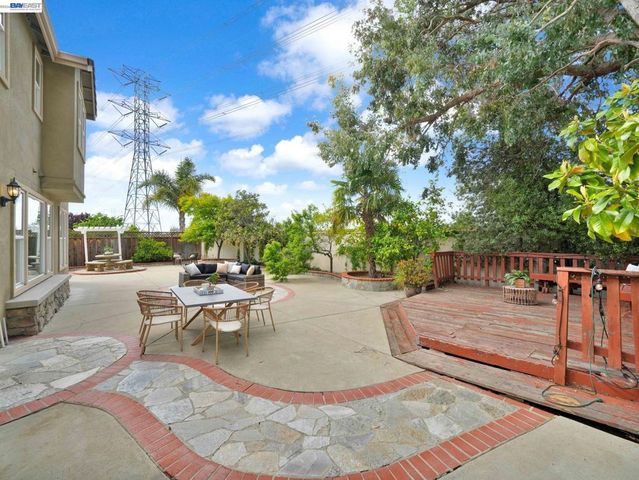 11 Meadows Ct, Fremont, CA 94539