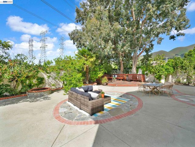 11 Meadows Ct, Fremont, CA 94539
