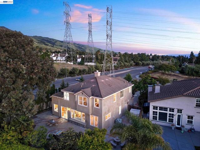 11 Meadows Ct, Fremont, CA 94539