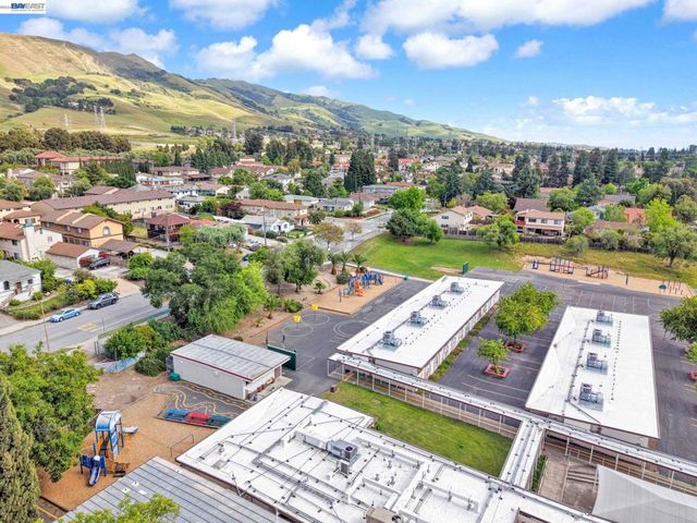 11 Meadows Ct, Fremont, CA 94539