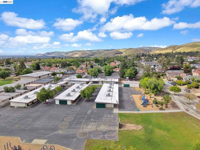 11 Meadows Ct, Fremont, CA 94539