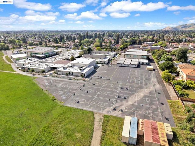 11 Meadows Ct, Fremont, CA 94539