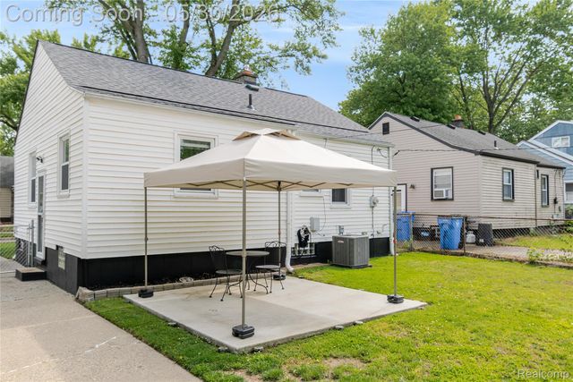 25446 Colgate Street, Dearborn Heights, MI 48125