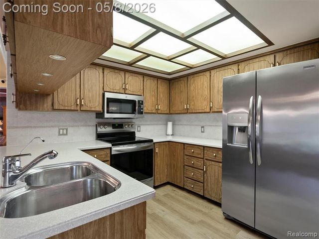 38523 Manchester Street, Clinton Township, MI 48036