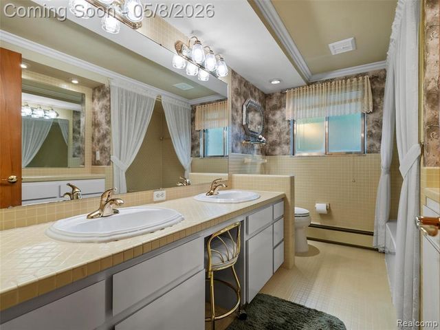 38523 Manchester Street, Clinton Township, MI 48036