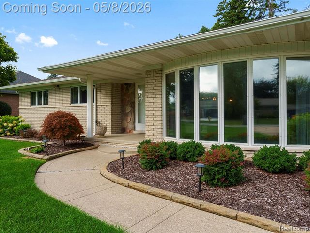 38523 Manchester Street, Clinton Township, MI 48036