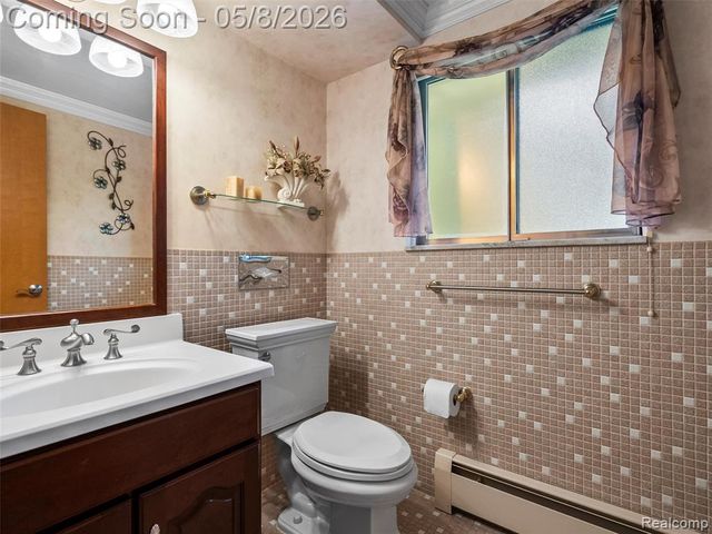 38523 Manchester Street, Clinton Township, MI 48036