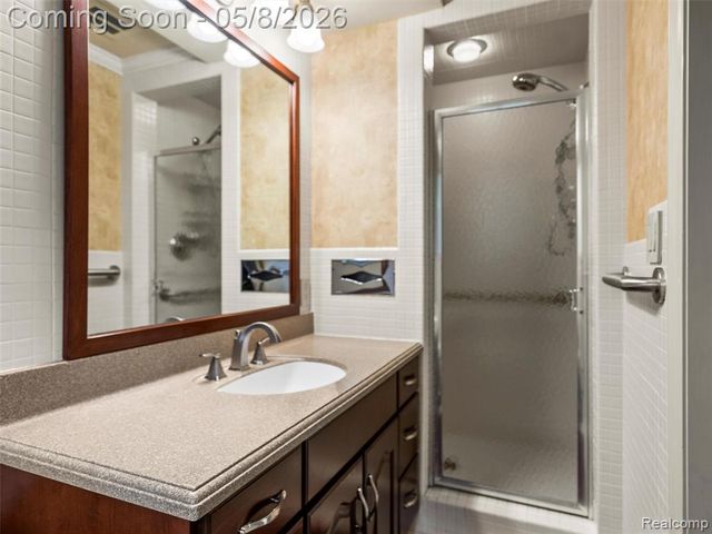 38523 Manchester Street, Clinton Township, MI 48036